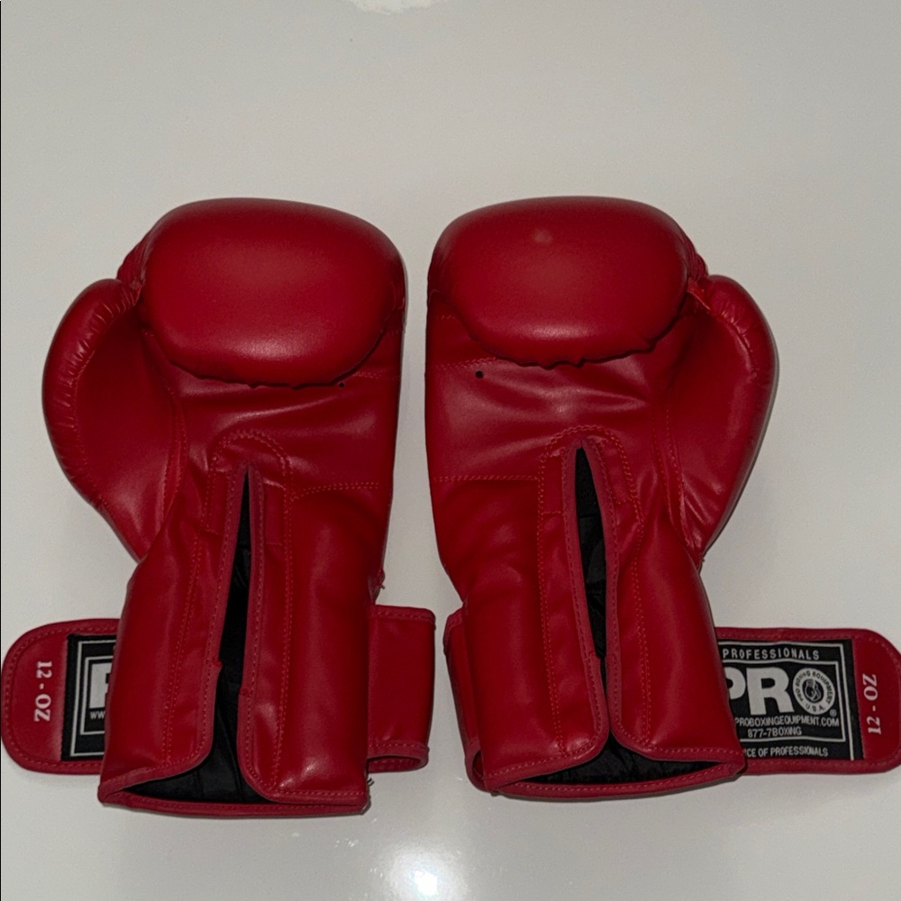 Red Gloves - Picture 5 of 7